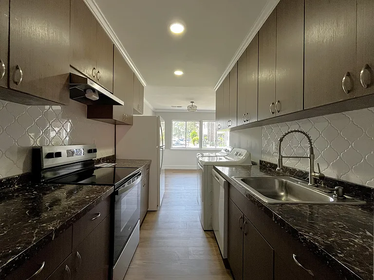 1219 Alabama Dr — Photo 3