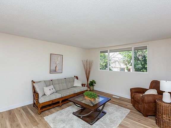 5th image of 416 Chiswick Way