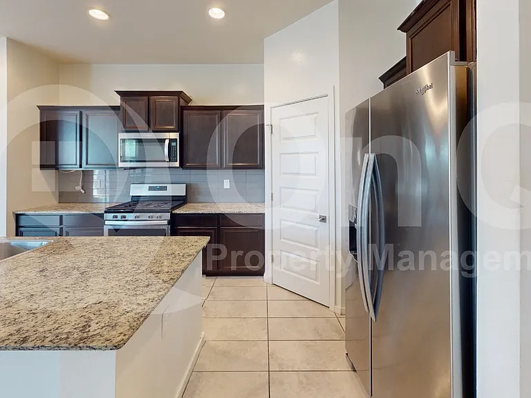 410 W Nikita Dr — Photo 2