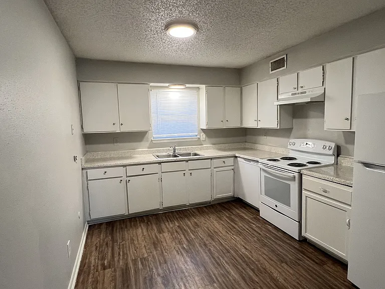 2106 Avenue K #4 — Photo 25