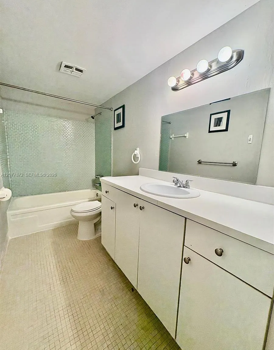 Tallwood West Condo — Photo 2