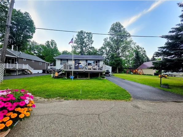 879 Triangle Dr, Irving, NY 14081
