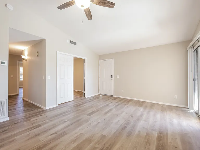 7549 W Kerry Ln — Photo 6