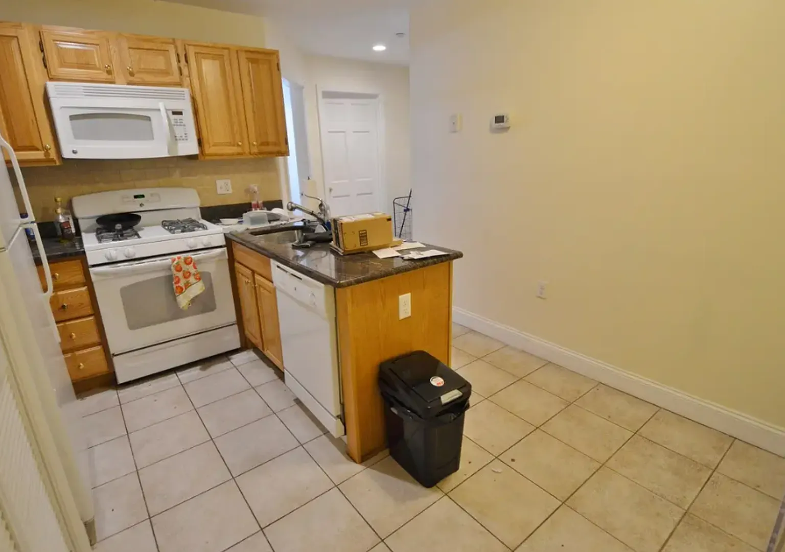 Charming 3 Bedroom-No Broker fee — Photo 2