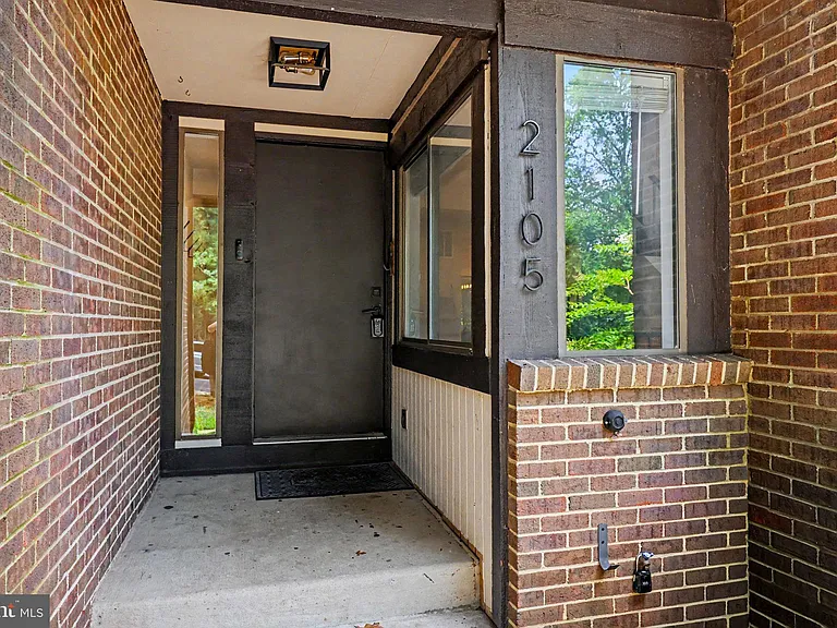 2105 Glencourse Ln — Photo 3