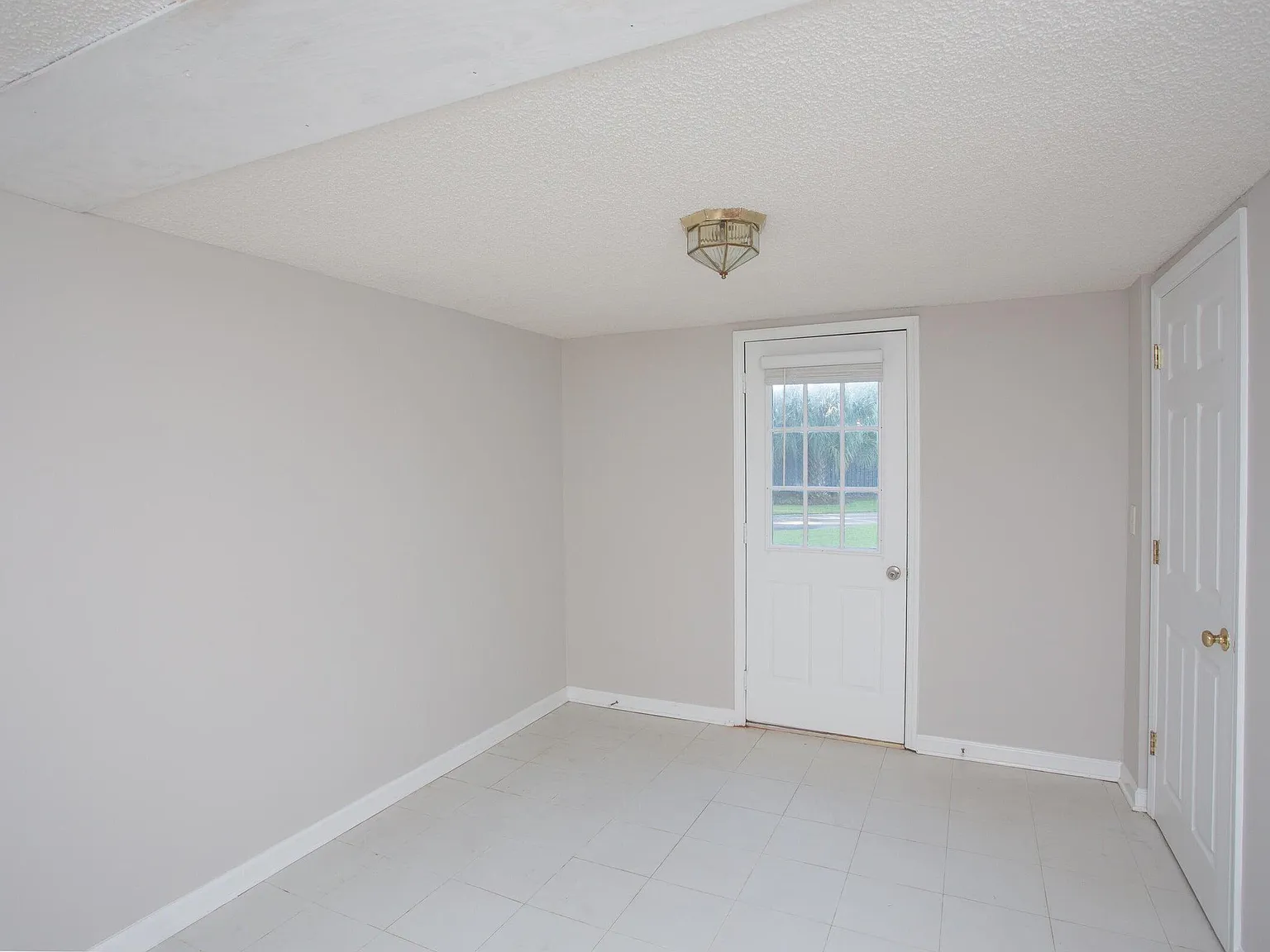 4 bed, 1976 sqft, $6,500 — Photo 2