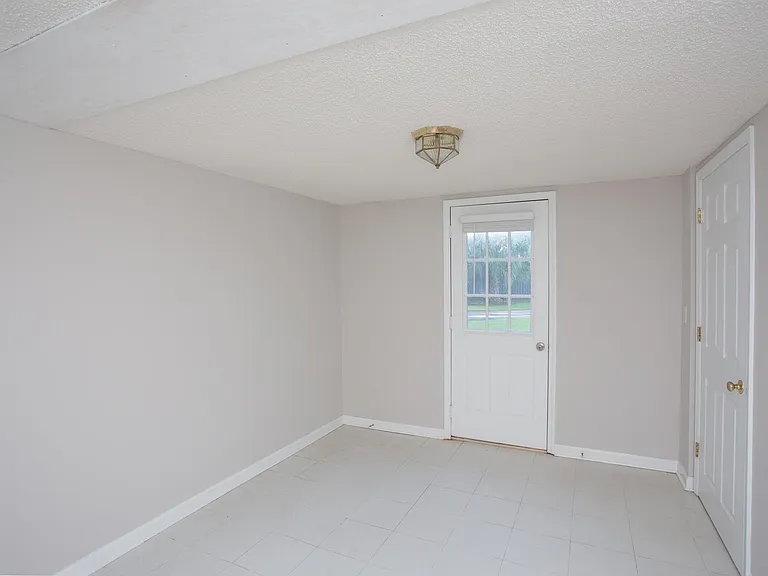 2851 Ion Ave — Photo 2