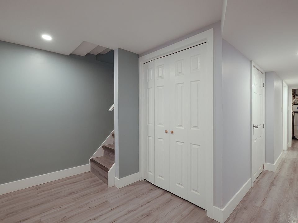 1st image of 72 Claymore Cres #2