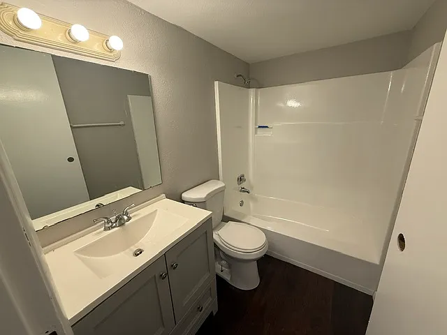 19 Nottingham Ln #F — Photo 10
