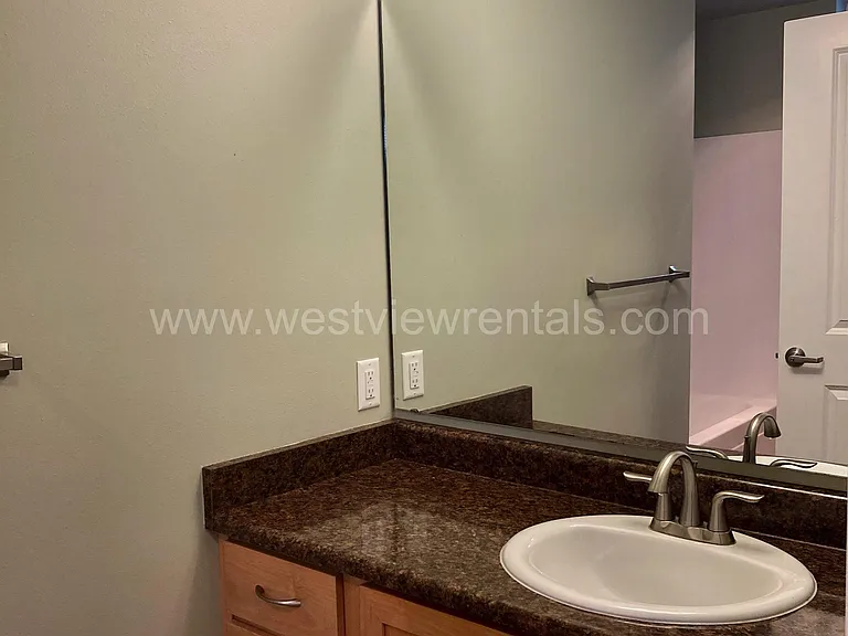200 E Maple St — Photo 31