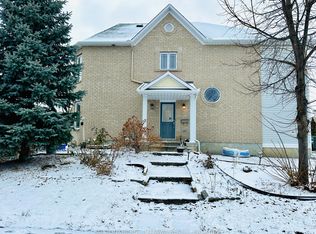 416 Cresthaven Dr, Ottawa, ON K2G 4P4