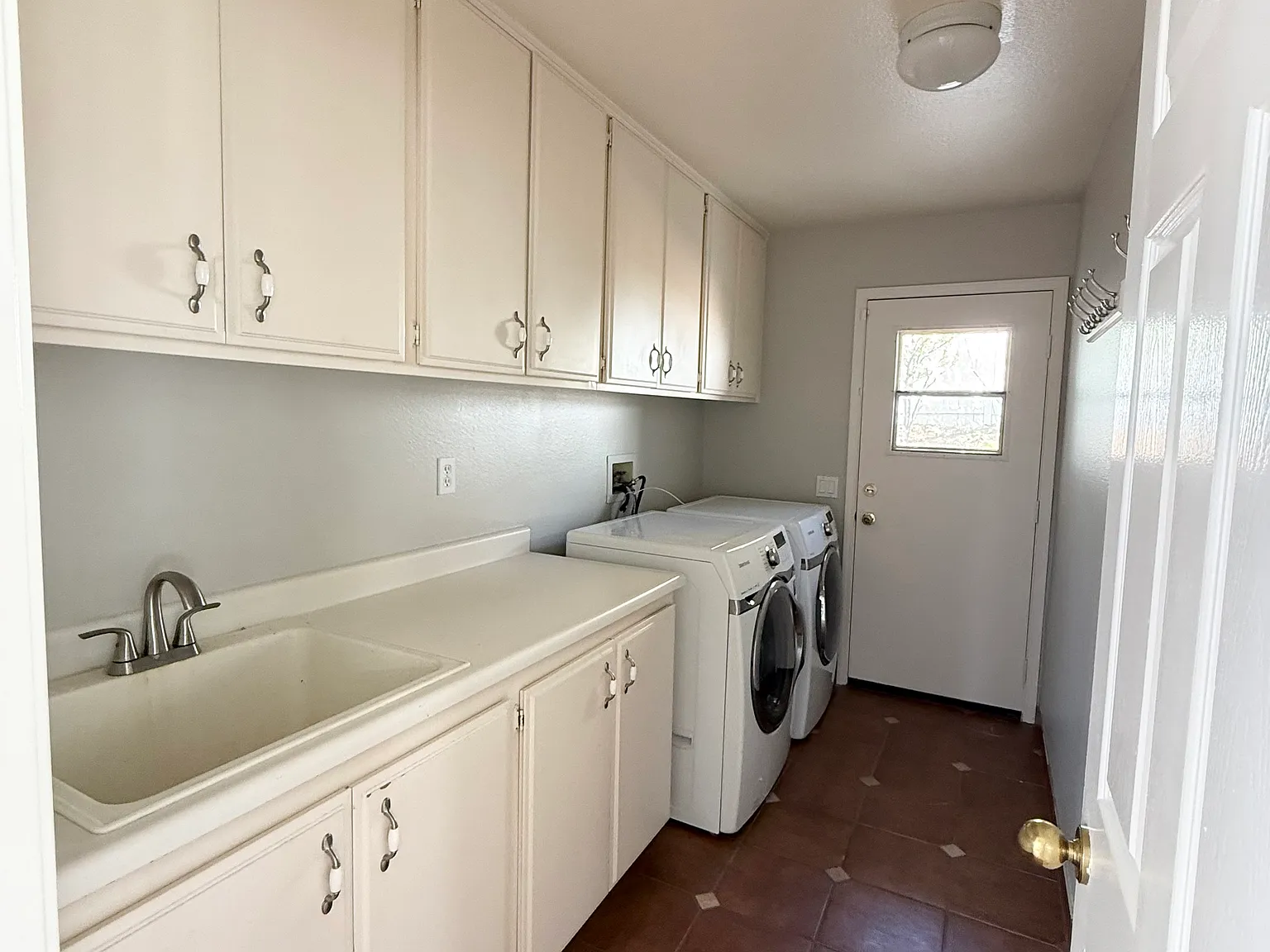 4 bed, 2.5 bath, 2092 sqft, $4,800 — Photo 2