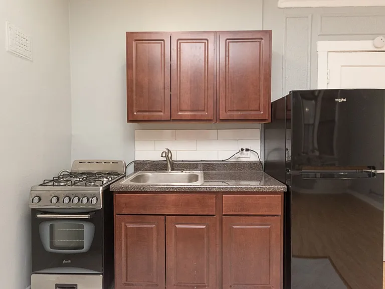 4735 Beacon — Photo 1