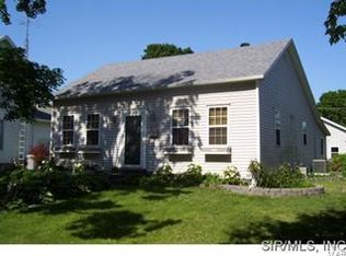 627 5th St, Carrollton, IL 62016