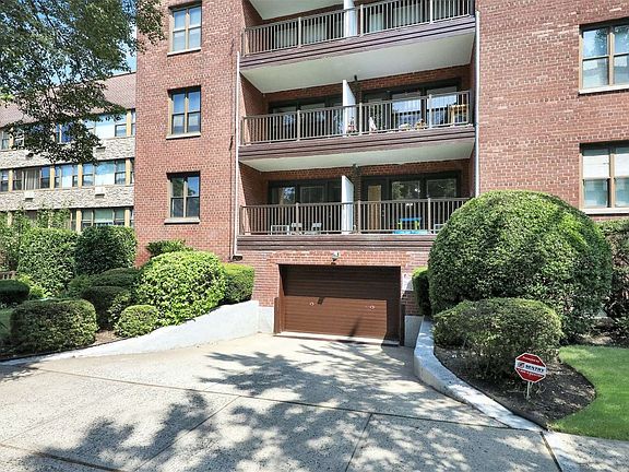 5th image of 15 Hillpark Ave #2M