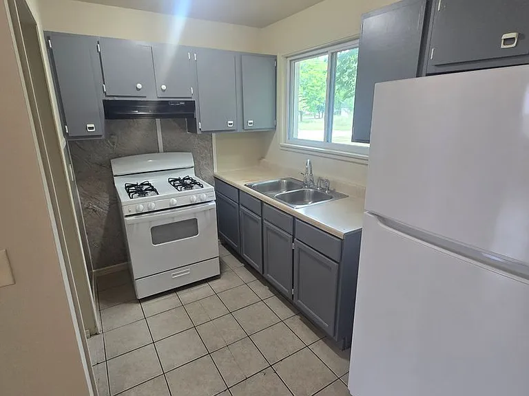 1304 Braley St — Photo 4