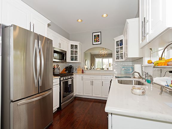 4th image of 2 Brookview Dr