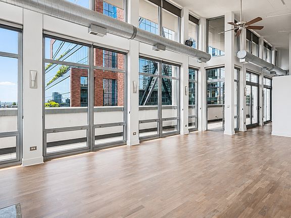 5th image of 740 W Fulton St APT 1402