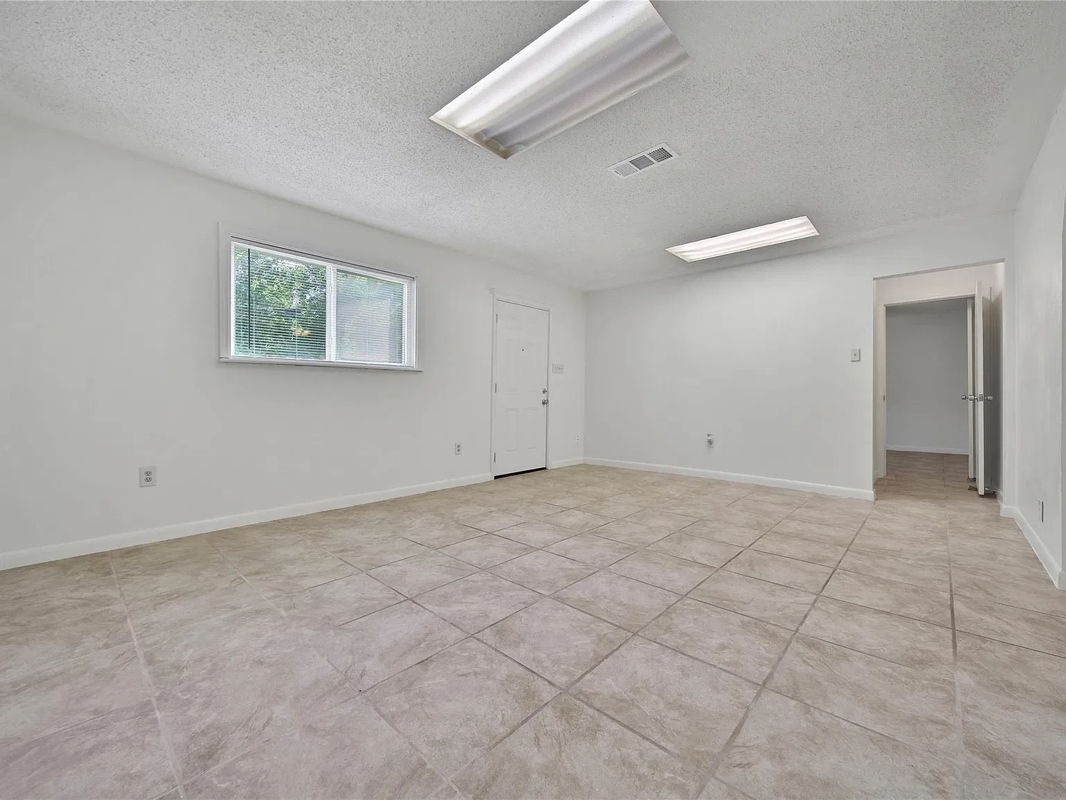 3 bed, 2.5 bath, 1541 sqft, $1,975 — Photo 4