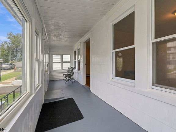 3rd image of 1585 Hillcrest Ter