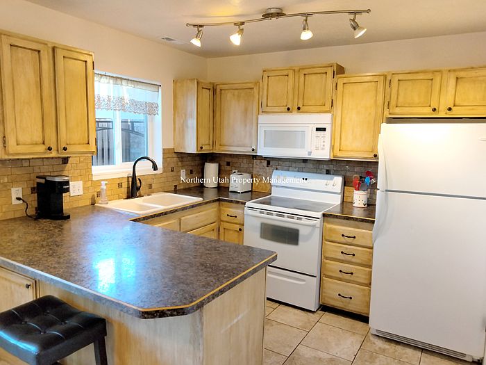 4 Kitchen_10172022