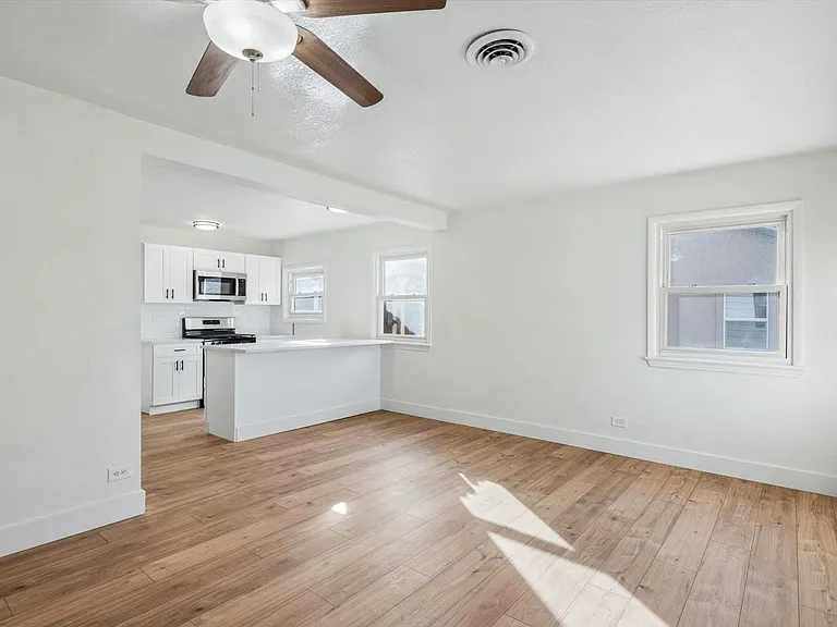 936 Meade St — Photo 4
