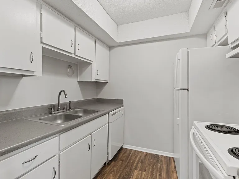 Hickory Ridge Apartments — Photo 18