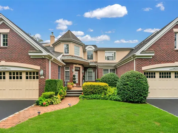 60 Kensington Circle #60, Manhasset, NY 11030