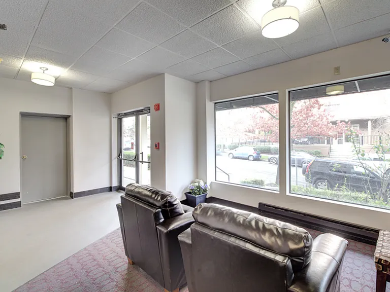 321 10th Ave — Photo 21