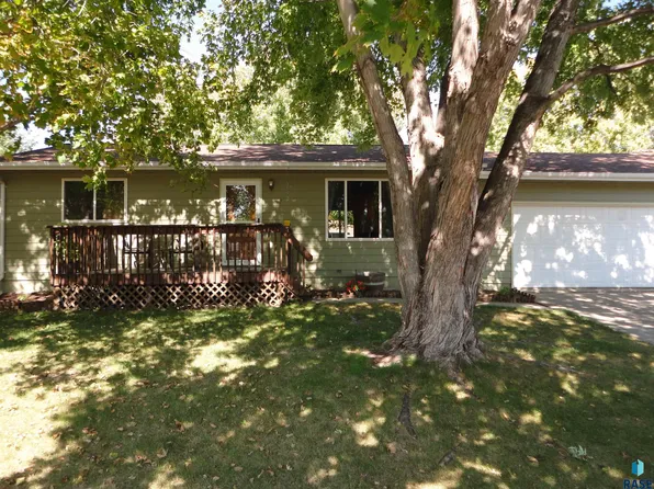 202 Mary Ln, Hartford, SD 57033