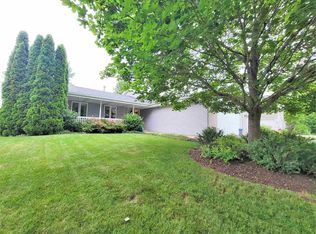 907 Night Owl Ln, Roscoe, IL 61073