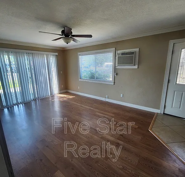 1142 Indiana St — Photo 8