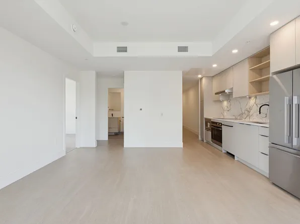 333 Saint Davids Ave #303, North Vancouver, BC V7L 3N7