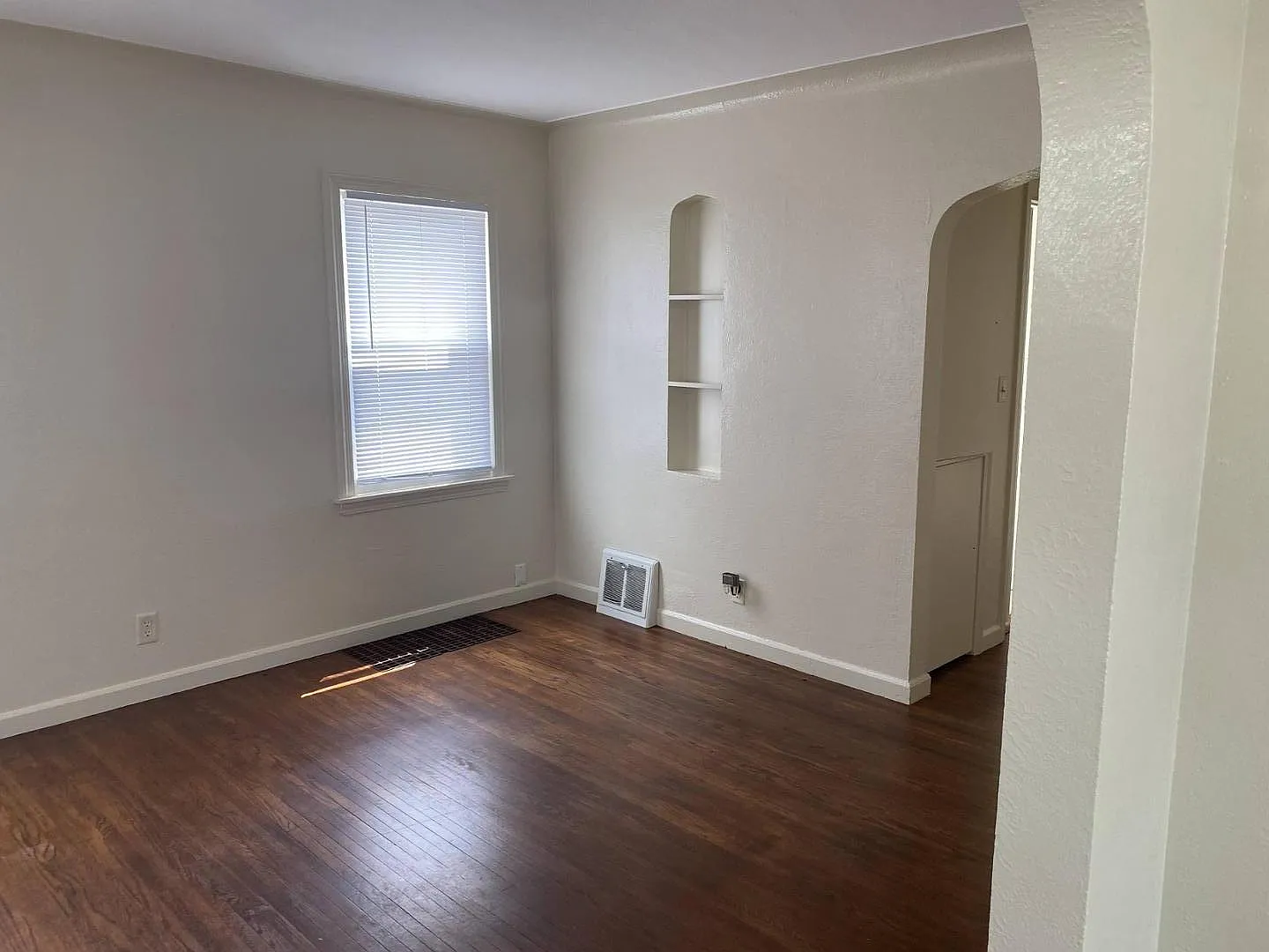 3 bed, 1.0 bath, 1128 sqft, $1,400 — Photo 3