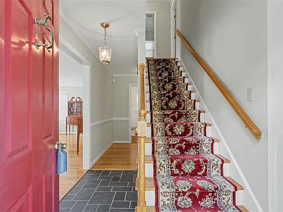 4th image of 323 Williamsburg Ct
