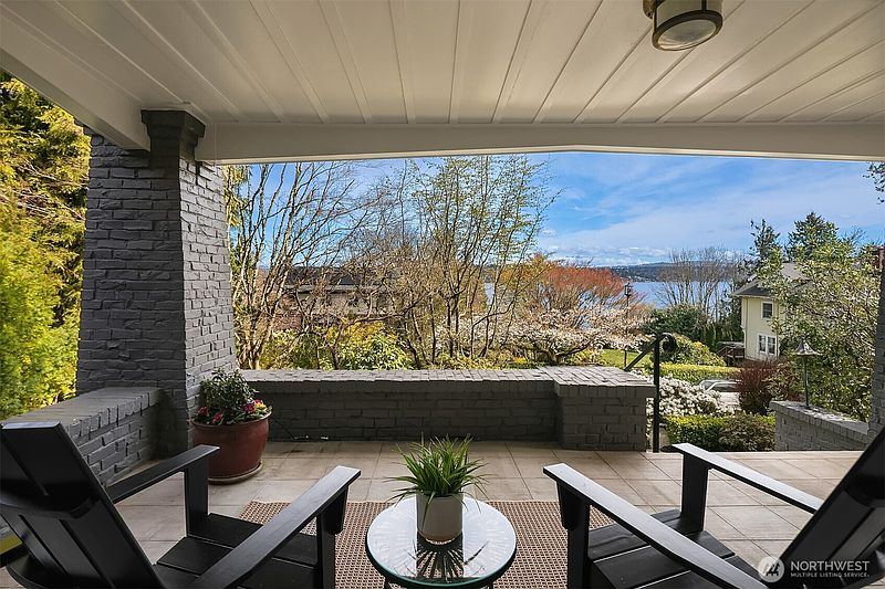 4th image of 2647 Cascadia Avenue S