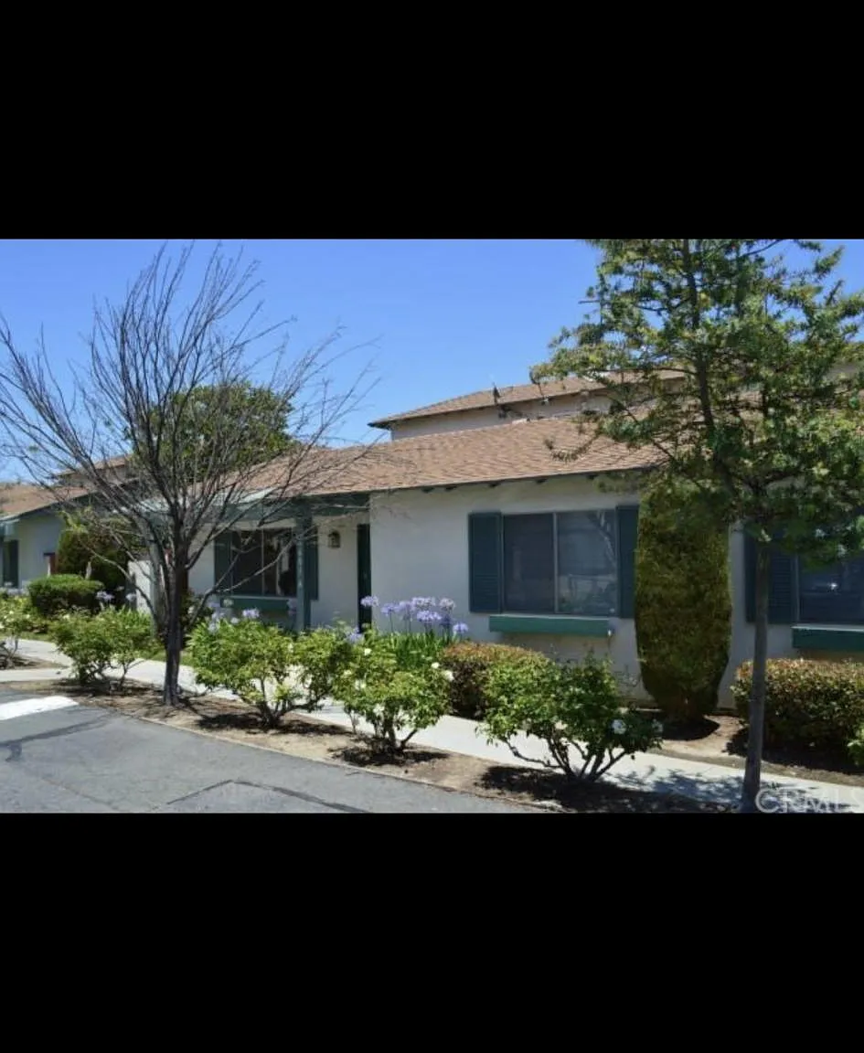 3 bed, 1027 sqft, $3,250 — Photo 1