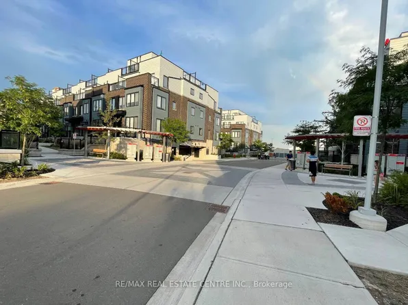 1150 Stroud Ln #6, Mississauga, ON L5J 0B3