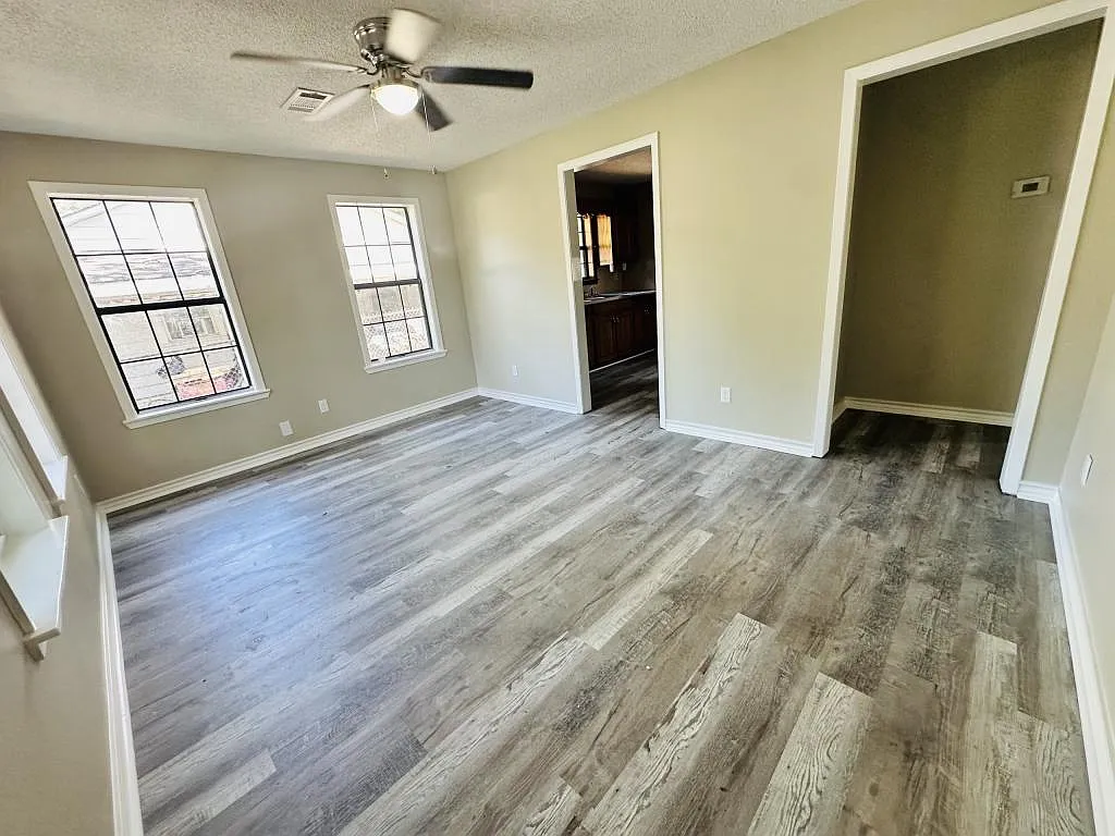 1027 Jefferson St — Photo 2