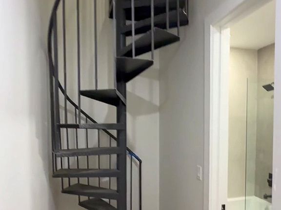 4th image of 133 Montrose Ave #4