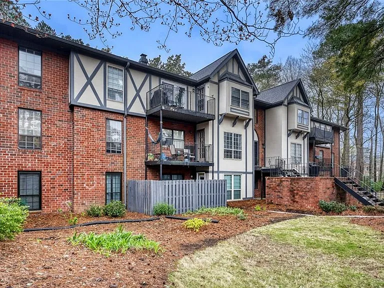 6851 Roswell Rd #M13 — Photo 31