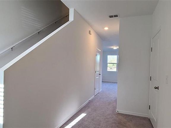 4th image of 393 Madison Dr