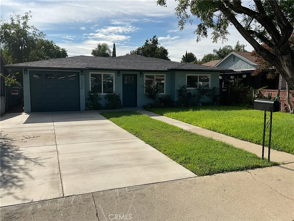 3 bed, 935 sqft, $3,300 — Photo 2