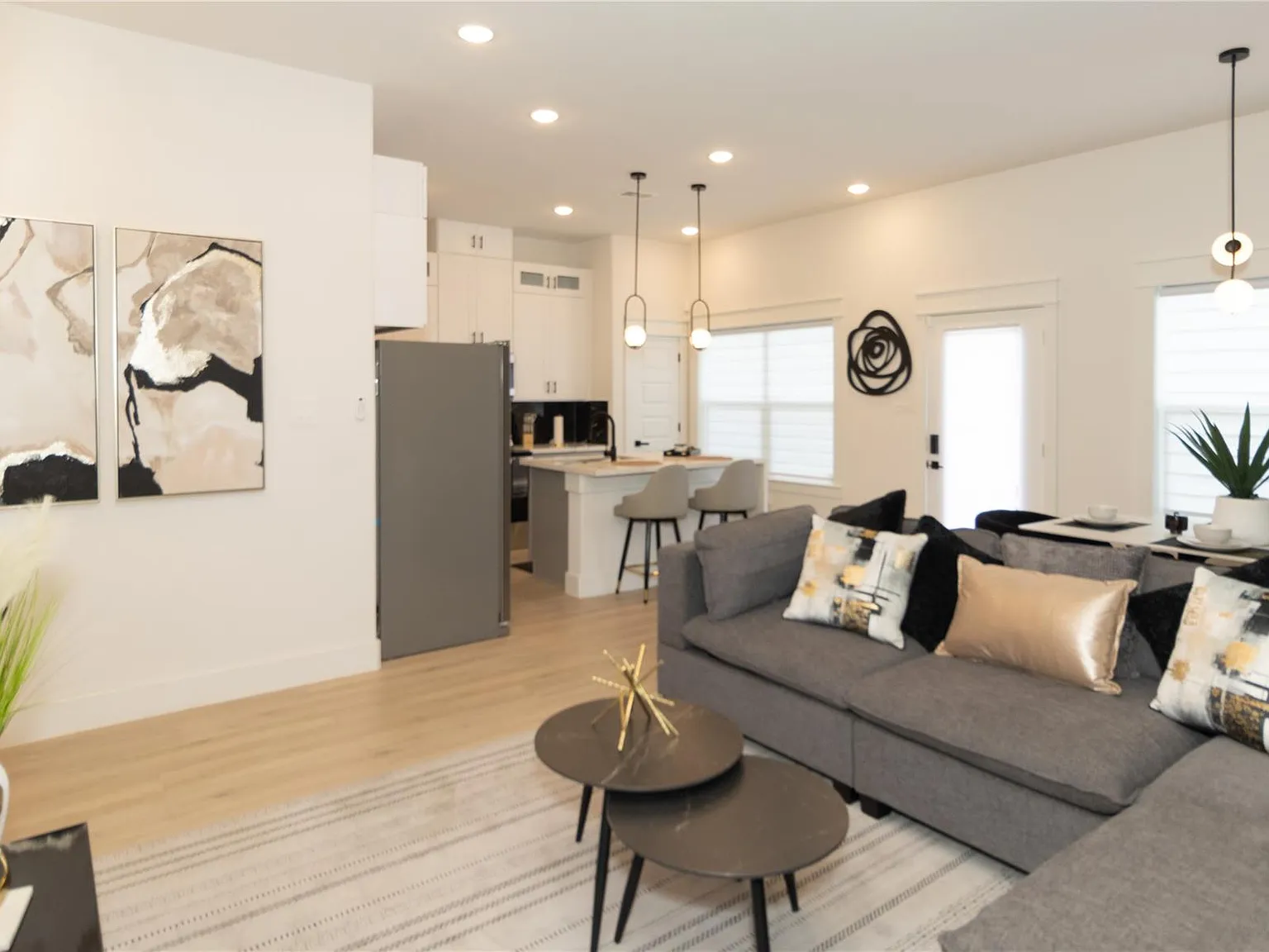 3 bed, 2.0 bath, 1279 sqft, $3,500 — Photo 3