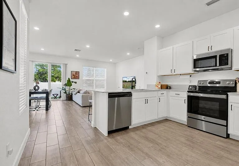 4246 Lagoon Shore Dr — Photo 2