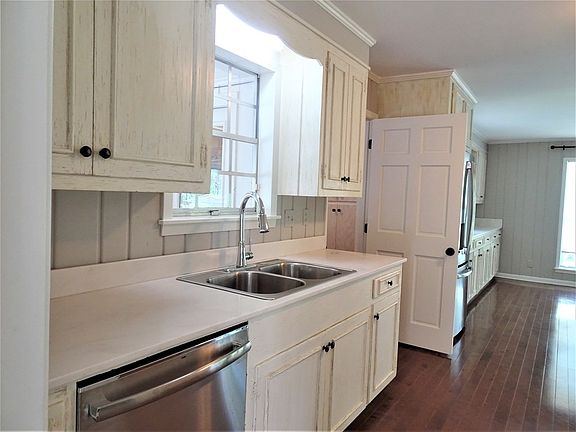 5th image of 203 Glenwood Dr
