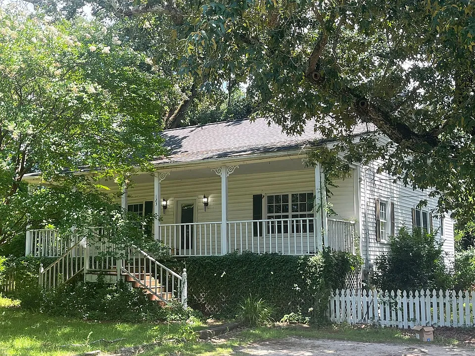123 Pond Dr