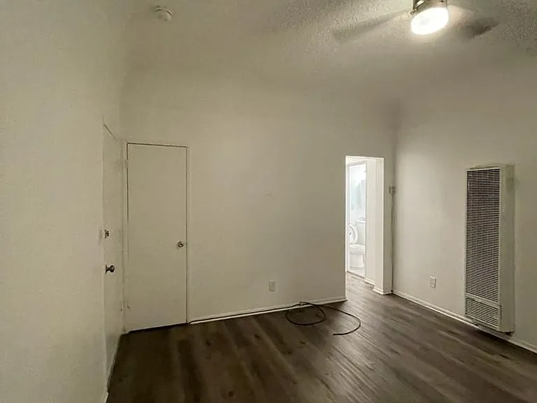 4234 Montclair St — Photo 2
