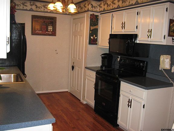 5th image of 28 Locust Dr