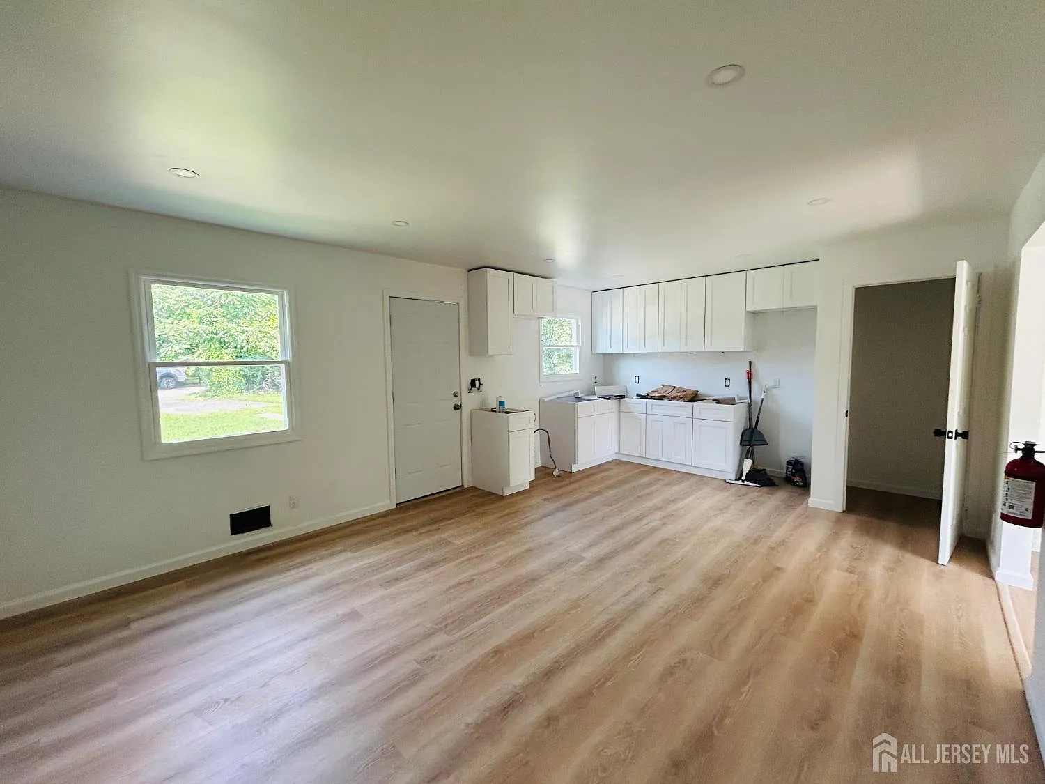 3 bed, 1.0 bath, 1952 sqft, $3,500 — Photo 4